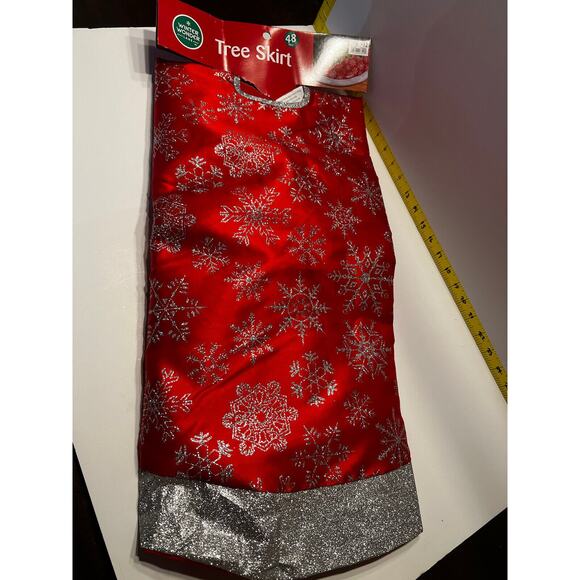Tree Skirt Christmas Red & Silver Snowflakes 48" TREE SKIRT New! - Picture 1 of 13